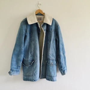  - Vintage Lee storm rider jeans jacket. Oversized and looks great on any body. Perfect for spring, fall and winter!🤘🏼