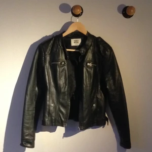  - Svart figursydd skinnjacka med fina detaljer från Vero Moda. Storlek Small.
Möts upp i Stockholm eller hämtas av köparen.
Swish finns!