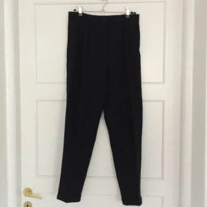  - Löst sittande kostymbyxor från Monki. Köparen står för frakt. 