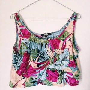  - Från Bikbok, har en ficka på högra sidan. Fint tropiskt mönster.