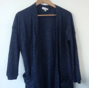  - En lång mörkblå supermysig kofta från Monki som passar xsmall, small och medium (beroende på hur lång/kort man vill ha den) 