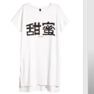  - Snygg oversize T-shirt med slits! Frakt tillkommer. 