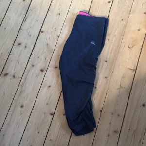  - Ett par 3/4 träningsbyxor från Adidas. Kommer från barnavdelning därav storlek L, men passar en XS - normal S.