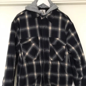  - Snygg jacka från Unif! Kan även användas som hoodie😀 sjukt snygg 90's inspirerad jacka!!💕 knappt använd