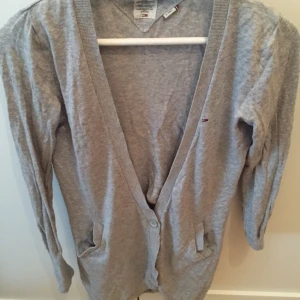  - Lång tröja från Tommy Hilfiger.