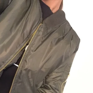  - Riktig snygg oanvänd bomberjacka i militärgrön letar ny ägare! Jackan sitter snyggt och passar både small och extra small. Den är lite "maffigare" än vanliga bomberjackor och har mer "pilotjacka"-känsla. 

Priset går att diskuteras. 