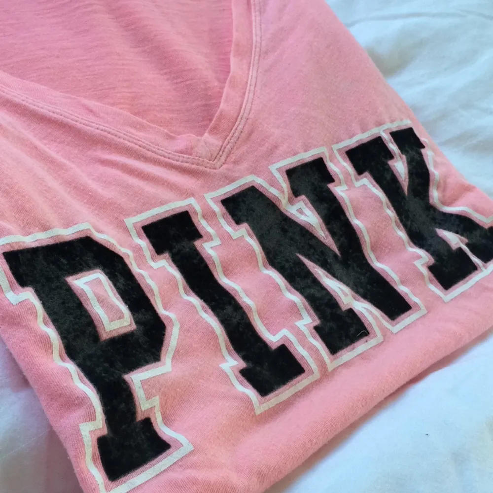 Rosa V-ringad Victoria's Secret-Pink tröja i gott skick. Bekväm och stretchig. . T-shirts.