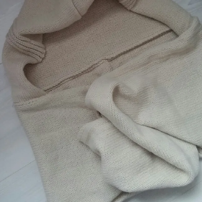 fin beige scoodie! en scoodie är en mix av en hoodie och scarf, alltså luva och halsduk. den går att snurra runt halsen 1-2 varv, inte så tjock, mjukt material och felfri! används sällan därför säljer jag den :). Accessoarer.