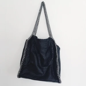  - Tuff väska från scorett i en snygg läderimitation. Liknar stella mccartney väskan! Näst intill nyskick då den är använd med kärlek! 👜💕 frakt 69kr 