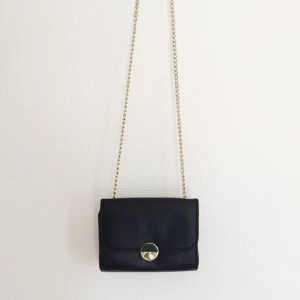  - Liten söt väska från H&M i syntetskinn med gulddetaljer. Precis så man får plats med de mest nödvändiga. Jättebra skick! Frakt 35kr 