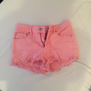  - Rosa jeansshorts köpta i LA förra sommaren, sitter sjukt snyggt på rumpan. Passar mig som är en W27 men är rätt stretchiga i materialet. :) frakt tillkommer.