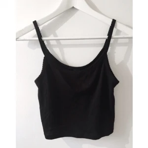  - Den angivna storleken på linnet är L men passar mig tight som är S. Den är köpt på forever21 så därför stämmer inte storleken riktigt. Använd nån gång endast. 