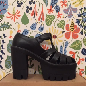  - KAXIGA platåsandaler!
Märke: Truffle
Oanvända 