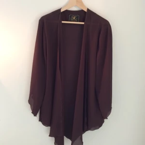  - Brun kaftan i tunt följsamt material. 