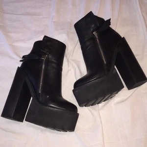  - Jeffrey Campbell! Använda en gång på jobb, jobbade i klädesbutik. Använde de endast i fyra timmar! 