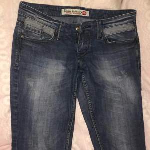 Boyfriend jeans från diesel! Low Waist, är en 23-24 i jeans annars men dessa passar bra i midjan! Knappt använda! 
