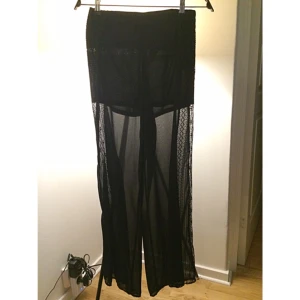  - Shorts med transparent vid överbyxa. Aldrig använda, prislapp kvar. Frakt 42kr✨