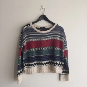  - Stickad tröja i bra kvalitet från Red Label. Några år gammal men aldrig använd. 

❣Alla mina priser är INKLUSIVE PORTO. Annars finns kläderna att hämta i Kungsbacka, eventuellt Halmstad.❣