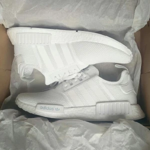  - Helt nya, vita, Adidas NMD R1 m kartong
Slutsålda överallt & svåra att få tag på, säljes pga fel storlek