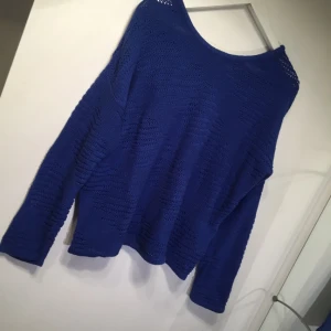  - Blå tröja med dragkedja på ryggen, går att använda åt båda håll och med dragkedjan öppen. Använd men fint skick. Swishbetalning, frakt tillkommer. 