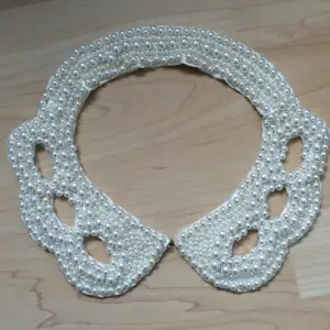 Fin krage/halsband med pärlor från bikbok