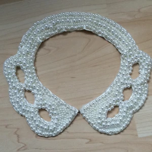  - Fin krage/halsband med pärlor från bikbok