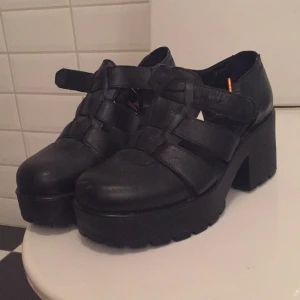  - Jag säljer mina skor ifrån Vagabond i storlek 37 då de knappt blivit använda. De är i mycket bra skick, som nya. Jag tycker de är storleksenliga!