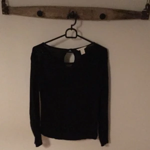  - Tröja med inslag utav spetsliknande delar på bröstet och längs med armarna
St S
Färg: svart 
Märke:HM
Skick: Inga synliga märken 