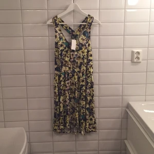  - Jag säljer min blommiga sommarklänning ifrån H&M i storlek M då den aldrig blivit använd. Lapparna sitter till och med kvar. Jag tycker den är storleksenlig!