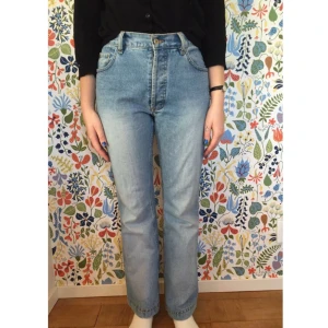  - KAXIGA högmidjade redstar-jeans
W 31/L 30
(jag på bilden är runt 170 cm och har S)
Bra skick!!💫