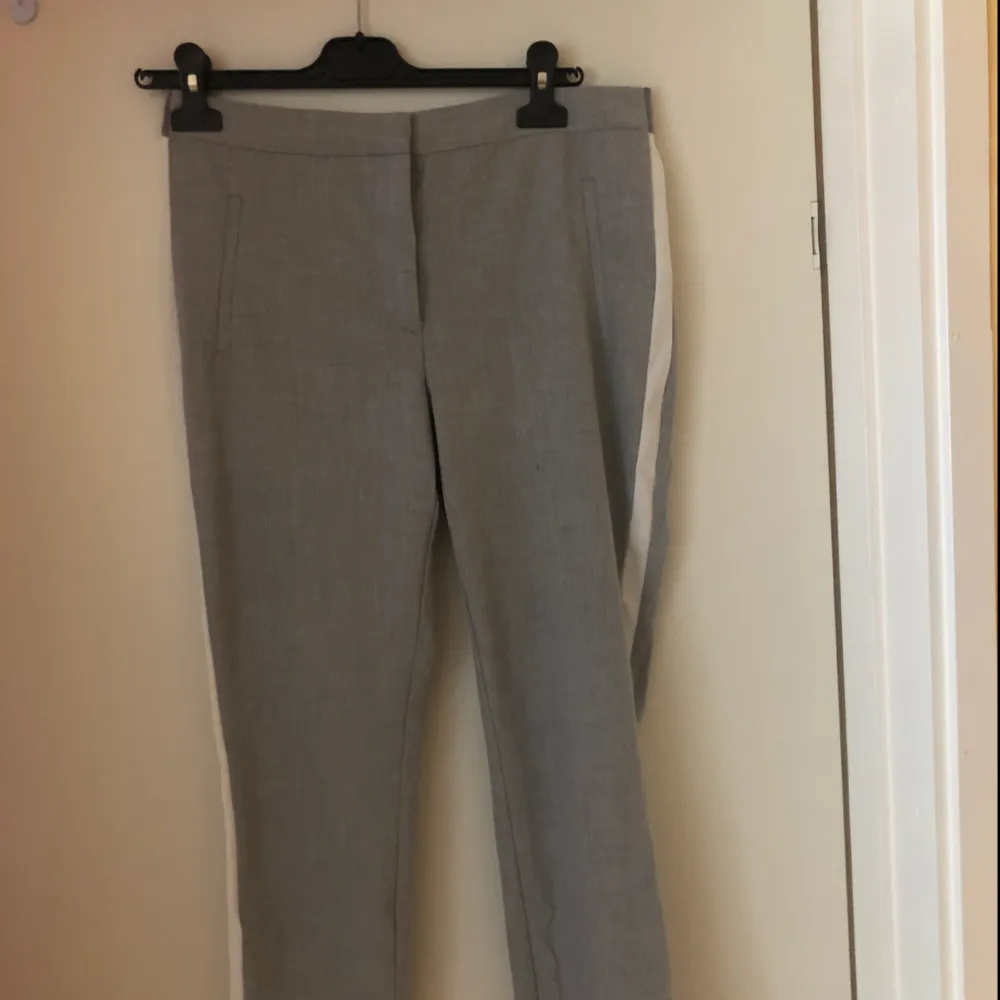 Supersnygga stretchiga sköna gråa kostymbyxor från Zara säljes pga viktnedgång, blivit för stora. Så synd då dom sitter så bra på rumpan annars! (Säljer även likadana svarta) Två fickor baktill, resår i midjan. Använda 2-3ggr. Fint skick! Frakt; 36kr💄. Jeans & Byxor.