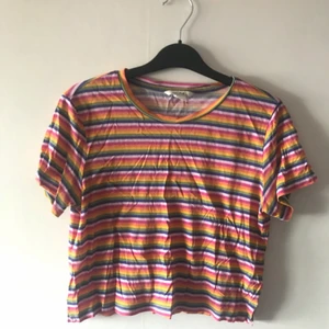  - Cool croppad top från Monki i XS, men passar även mig som oftast är S. Färgerna är jättehärliga och passar bra nu i Pride-tider. Gott skick. Pris kan diskuteras, tar Swish!