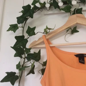  - Jättefint linne ifrån H&M i en härlig aprikosfärg💖Bra skick! Står stl S, men passar också M. Ställ gärna en fråga eller kolla in min profil om det är något ni undrar över🌿