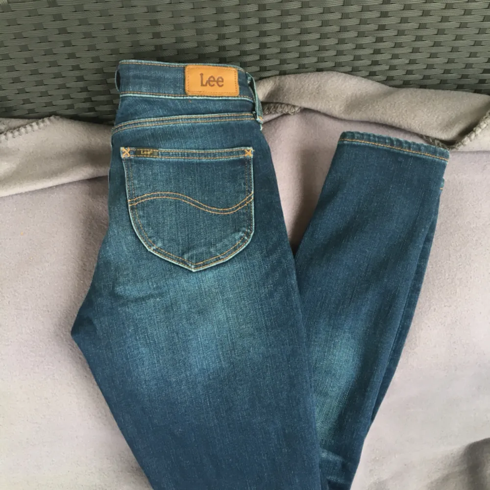 Mina snyggaste jeans som tyvärr är helt fel storlek... har använt dem 2-3 gånger men dem är för små tyvärr. Storleken är 26/31. Medelhög midja Hoppas någon får användning för dem! Köpte för 900..... Jeans & Byxor.