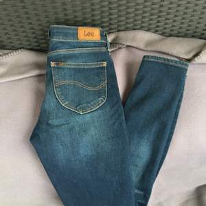 Mina snyggaste jeans som tyvärr är helt fel storlek... har använt dem 2-3 gånger men dem är för små tyvärr. Storleken är 26/31. Medelhög midja Hoppas någon får användning för dem! Köpte för 900....