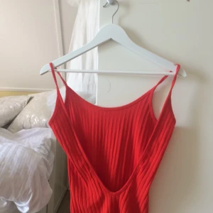  - Riktigt fresh klarröd bodysuit från Zara med öppen rygg.   🌻Mötas i Malmö?/Frakt tillkommer🦕 No refunds 🌻 