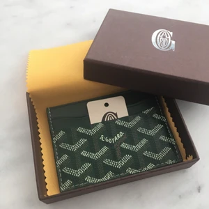  - Goyard korthållare i grönt. Oanvänd, ny i kartong. Inte original. Frakt ingår i priset