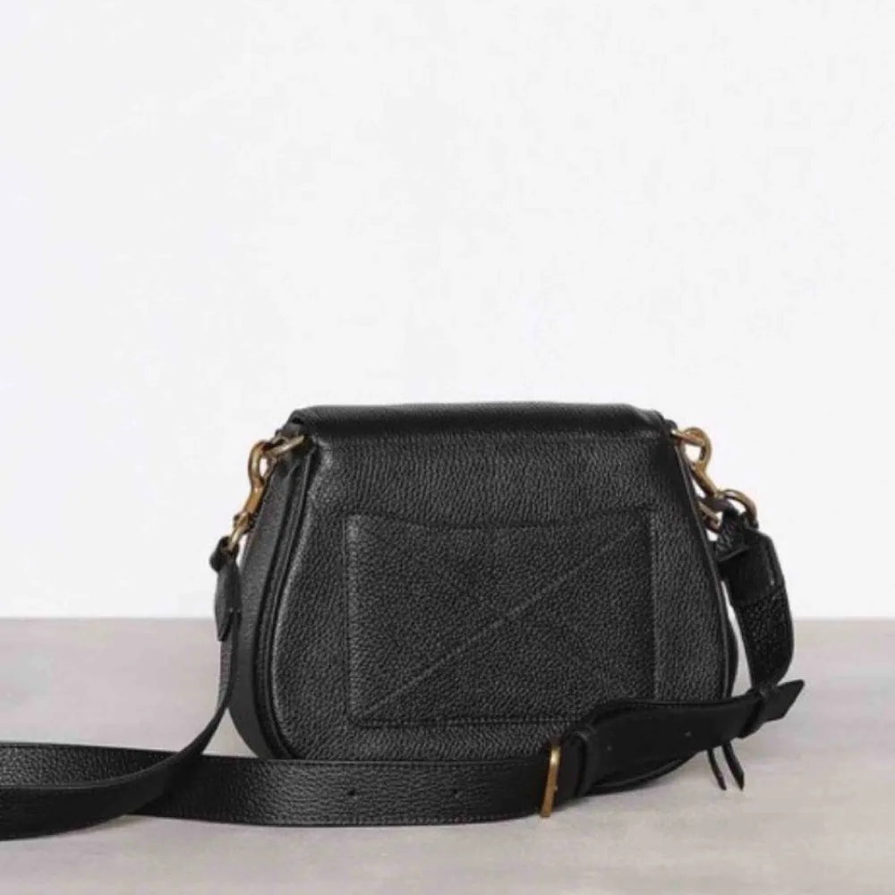 En super fin Marc Jacobs väska som inte kommer till användning tyvärr!😔💕 modellen på väskan heter Recruit Nomad Saddle Bag😻 Väskan är köpt för ca 4500kr och säljer för 3000kr då den är i super fint skick och det inte finns några skador på den💕. Väskor.