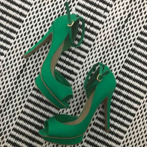  - Gröna klackskor från Bershka. Knappt använda. Storlek 37.