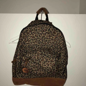  - Skitsnygg leopardryggsäck från Mipac. Använd ca 3 gånger.