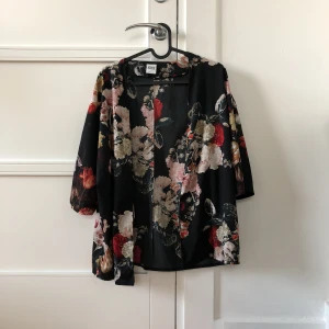  - Silkig kimono. Jättefin! Passar XS-M 