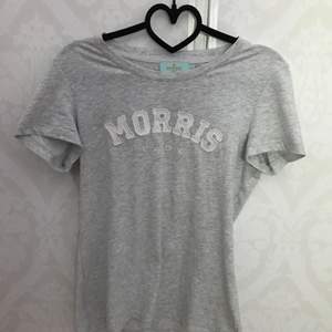 Väldigt fin T-shirt från Morris, aldrig använd så säljer den för att den ska kunna bli till användning.  Kund står för frakt 💋