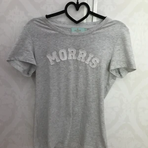  - Väldigt fin T-shirt från Morris, aldrig använd så säljer den för att den ska kunna bli till användning.  Kund står för frakt 💋