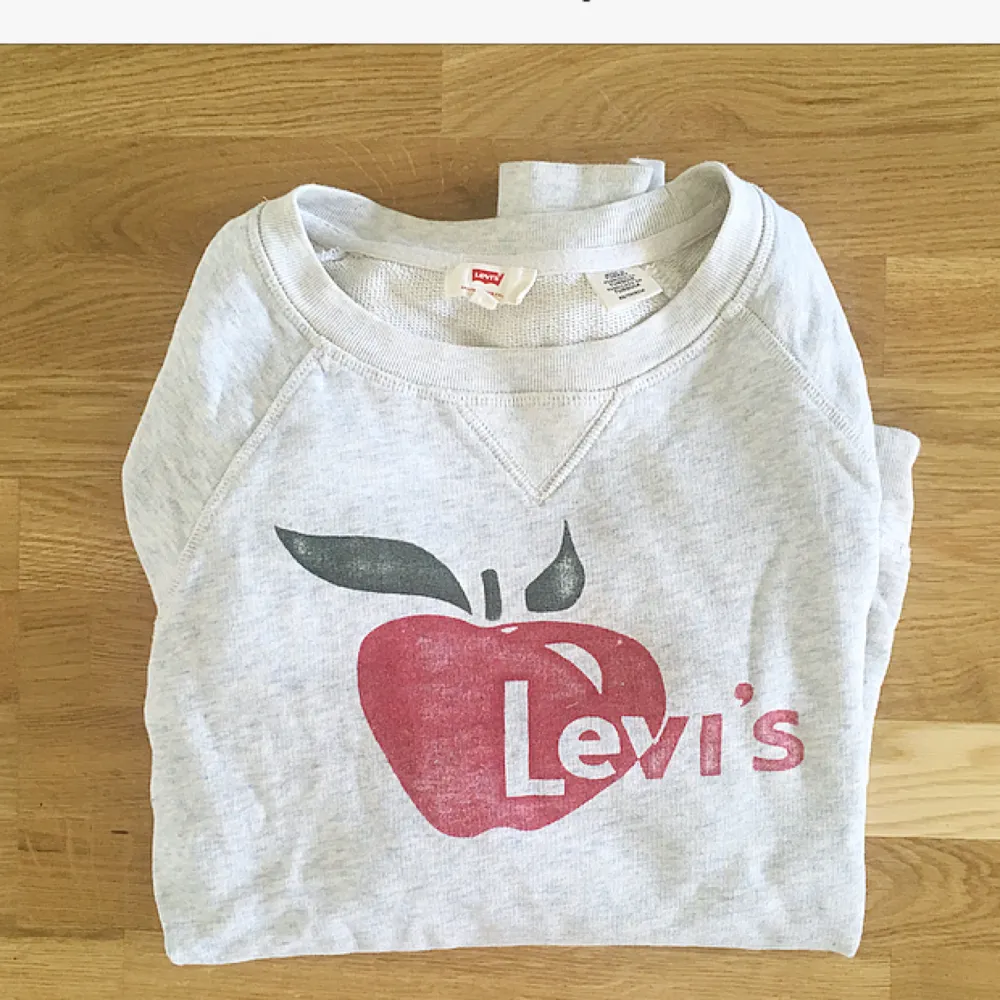 Sweatshirt från Levi’s. ✨ Köparen står för ev fraktkostnad 💌. Hoodies.