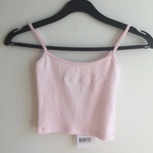 - Superfin nyinköpt croptop i babyrosa. Broderad text ”cherie” där fram. Storlek xxs men kan passa även en xs då den är stretchig. FRI FRAKT