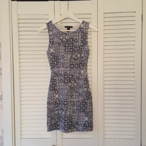  - Dragkedja på sidan, sitter tight men är töjbar. Klänningen är i bra skick, använd några få gånger. 