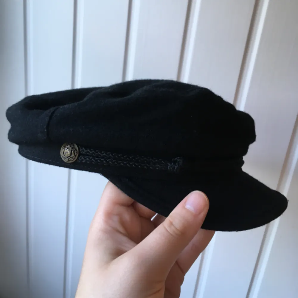 Keps/hatt från KappAhl, använd för 10 år sedan annars skräpar den bara på hyllan. Perfekt till hösten 👍🏻 Frakt tillkommer. Accessoarer.