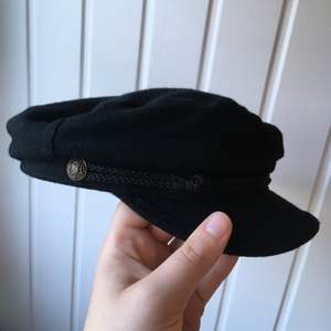 Keps/hatt från KappAhl, använd för 10 år sedan annars skräpar den bara på hyllan. Perfekt till hösten 👍🏻 Frakt tillkommer