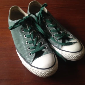  - Converse i vintage grön färg i storlek 38,5 (5,5) Superbra skick! Skickas med posten för 60kr eller hämtas upp i Stockholm. 