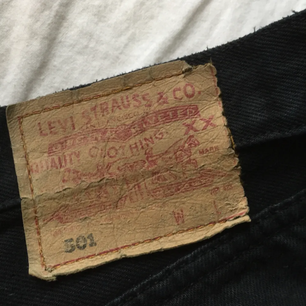Svarta vintage Levis 501. Jättesköna med hållbart tyg och en fin färg! Tyvärr var dessa lite för stora för mig som är en ganska liten M. Det syns inte vilken storlek det är på lappen, så därför har jag uppskattat storleken själv. . Jeans & Byxor.